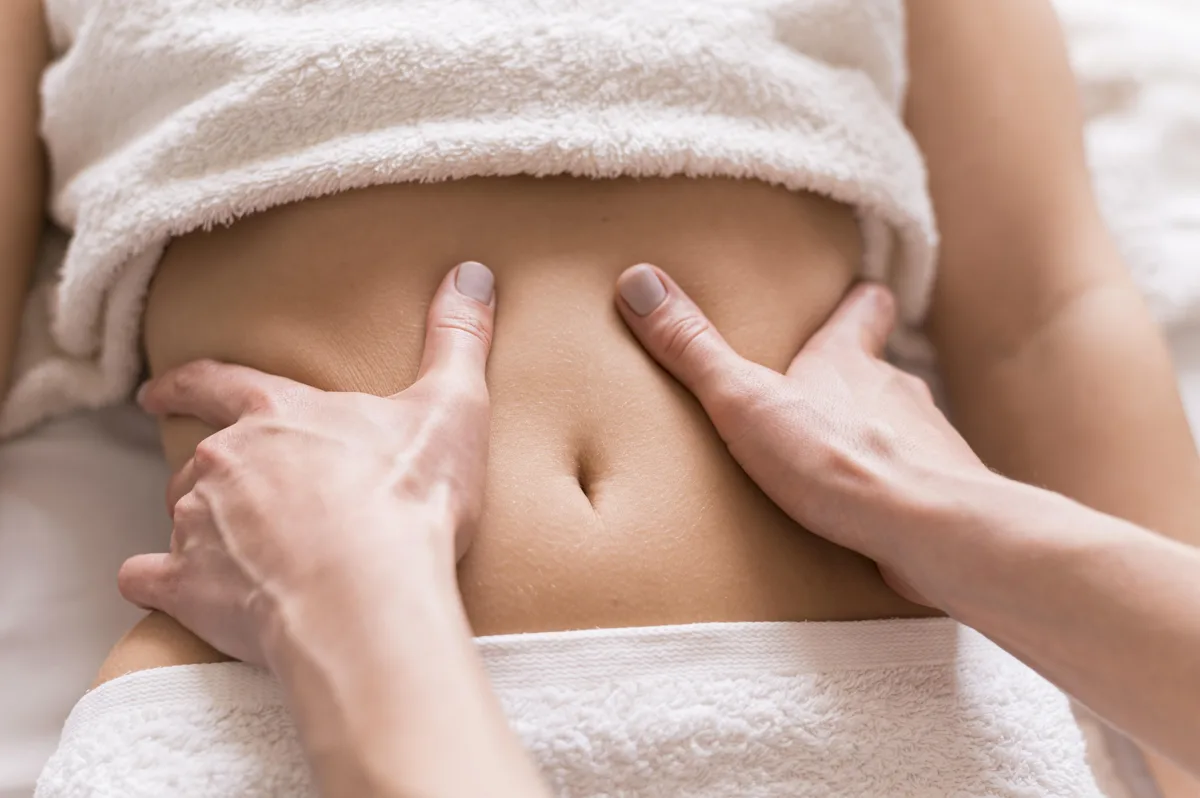 MASSAGEM À BARRIGA na DM Clinic