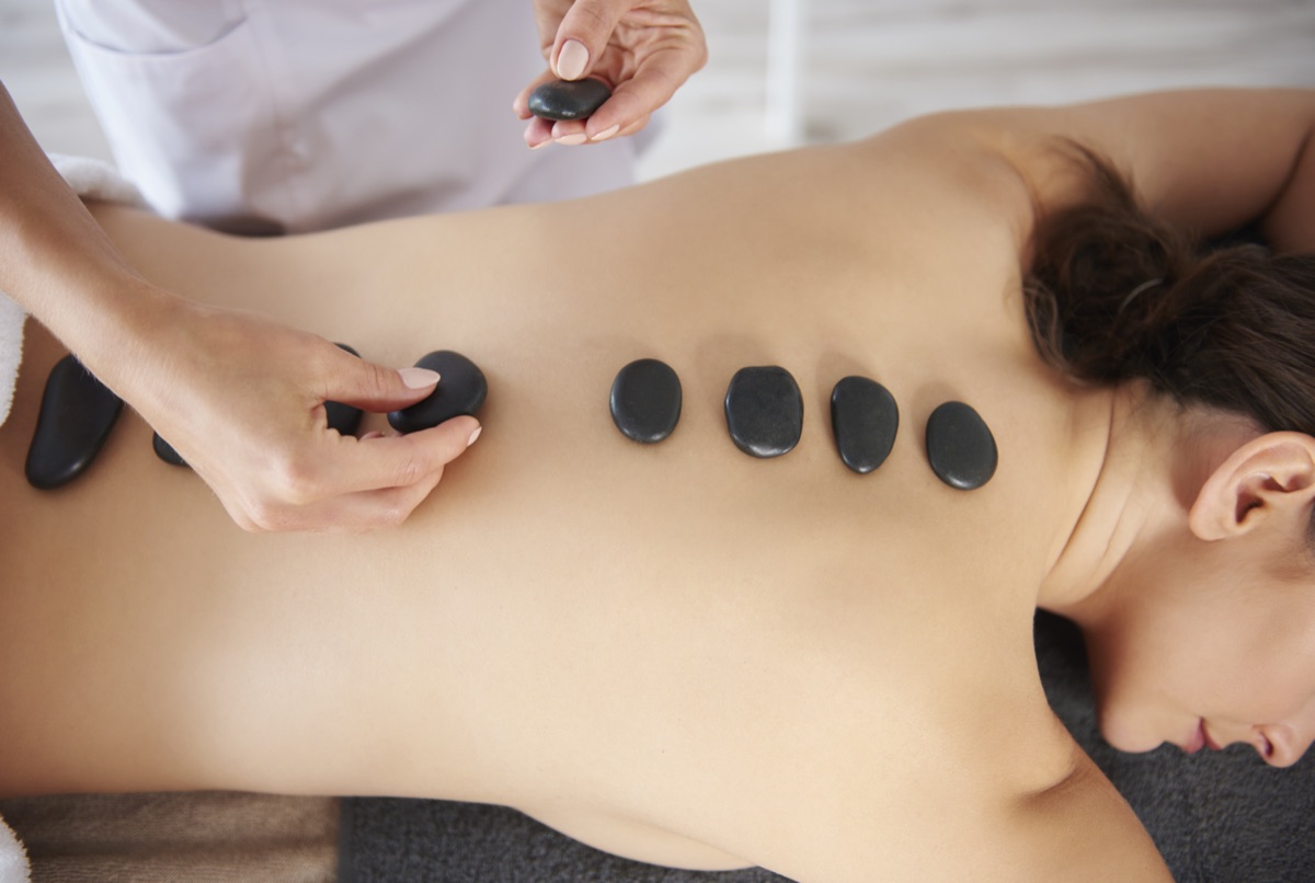 MASSAGEM COM PEDRAS QUENTES na DM Clinic