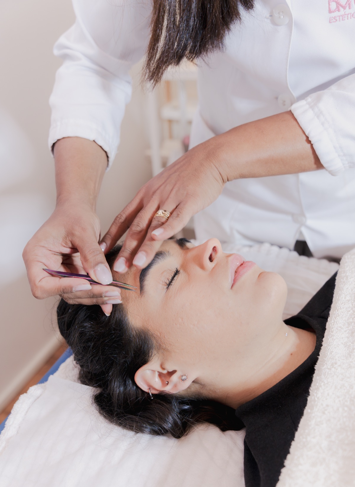 Tratamento facial com cuidado de precisão na DM Clinic