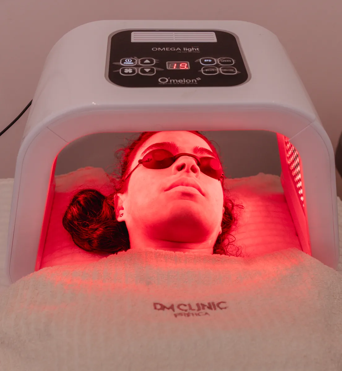 MÁSCARA FACIAL + CABINE LED na DM Clinic